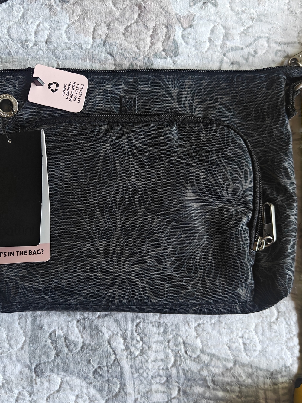 Baggallini Black Gray Floral Travel Pouch
Securtex Anti-Theft Memento Crossbody - Picture 11 of 11
